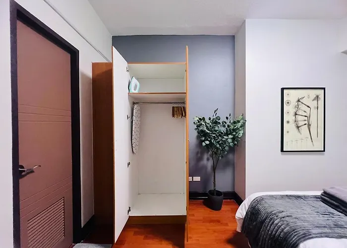 Spacious 1br With 300mbps Internet Near High Street Bgc Manila
