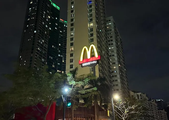Spacious 1br With 300mbps Internet Near High Street Bgc Apartment Manila