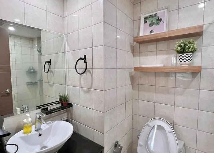 Spacious 1br With 300mbps Internet Near High Street Bgc Apartment Manila