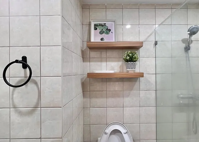 Spacious 1br With 300mbps Internet Near High Street Bgc