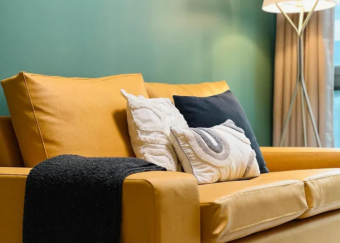 Spacious 1br With 300mbps Internet Near High Street Bgc Manila