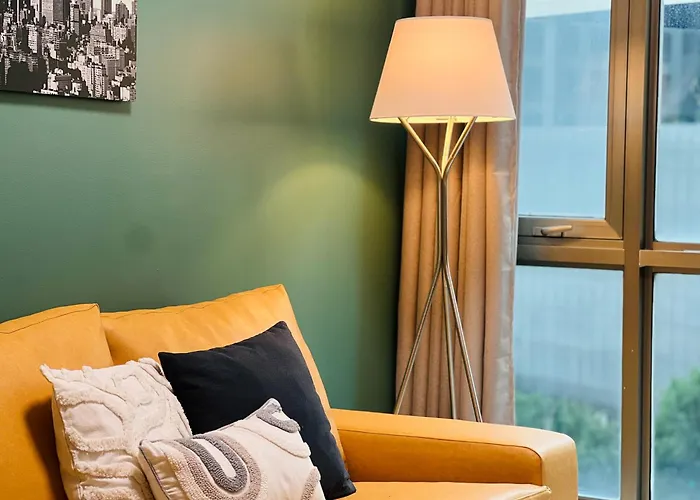 Spacious 1br With 300mbps Internet Near High Street Bgc *